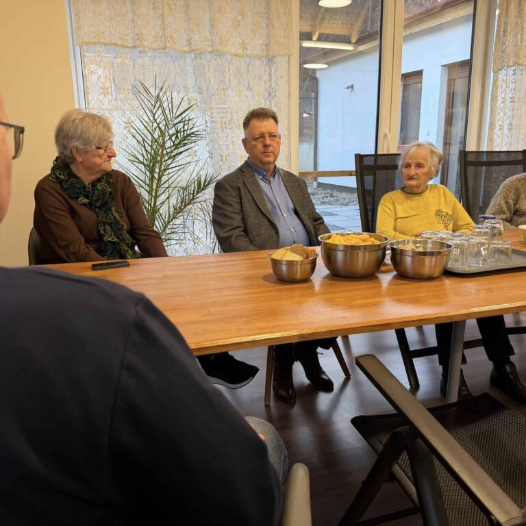 Fidesz kampány Rácalmáson: szobafórum békéről és biztonságról, miközben a Tisza Párt országjárása tömegeket mozgat