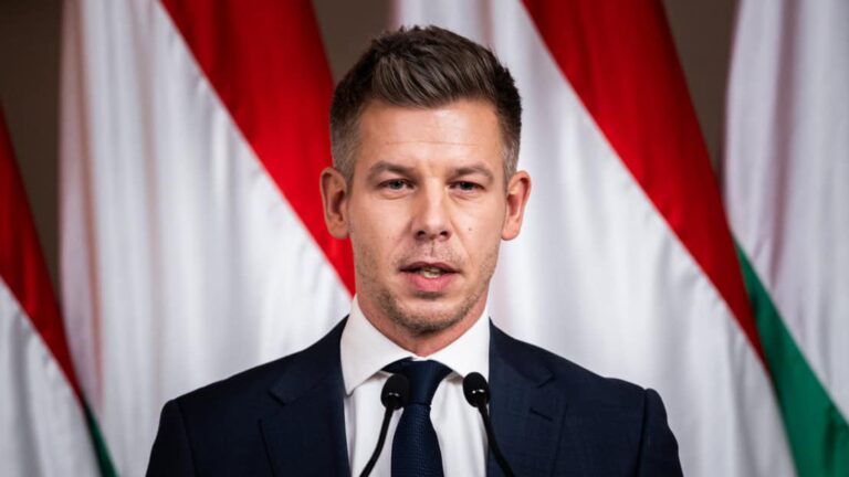 Magyar Péter: A kormány „oda-vissza” megvágott felvételén nem is tagadják, hogy a titkosszolgálat a Tisza szétverésére kapott megbízást