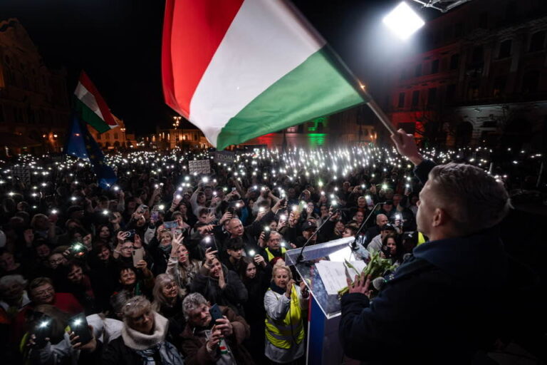 Magyar Péter felkérdezte Orbán Viktort az ukrán zászlós akcióról –   tömegek a Tisza országjárásán